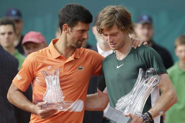 并辅以简短 并辅以简短